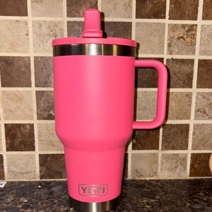RAMBLER®
30 OZ TRAVEL STRAW MUG
WITH COLOR-MATCHED STRAW LID